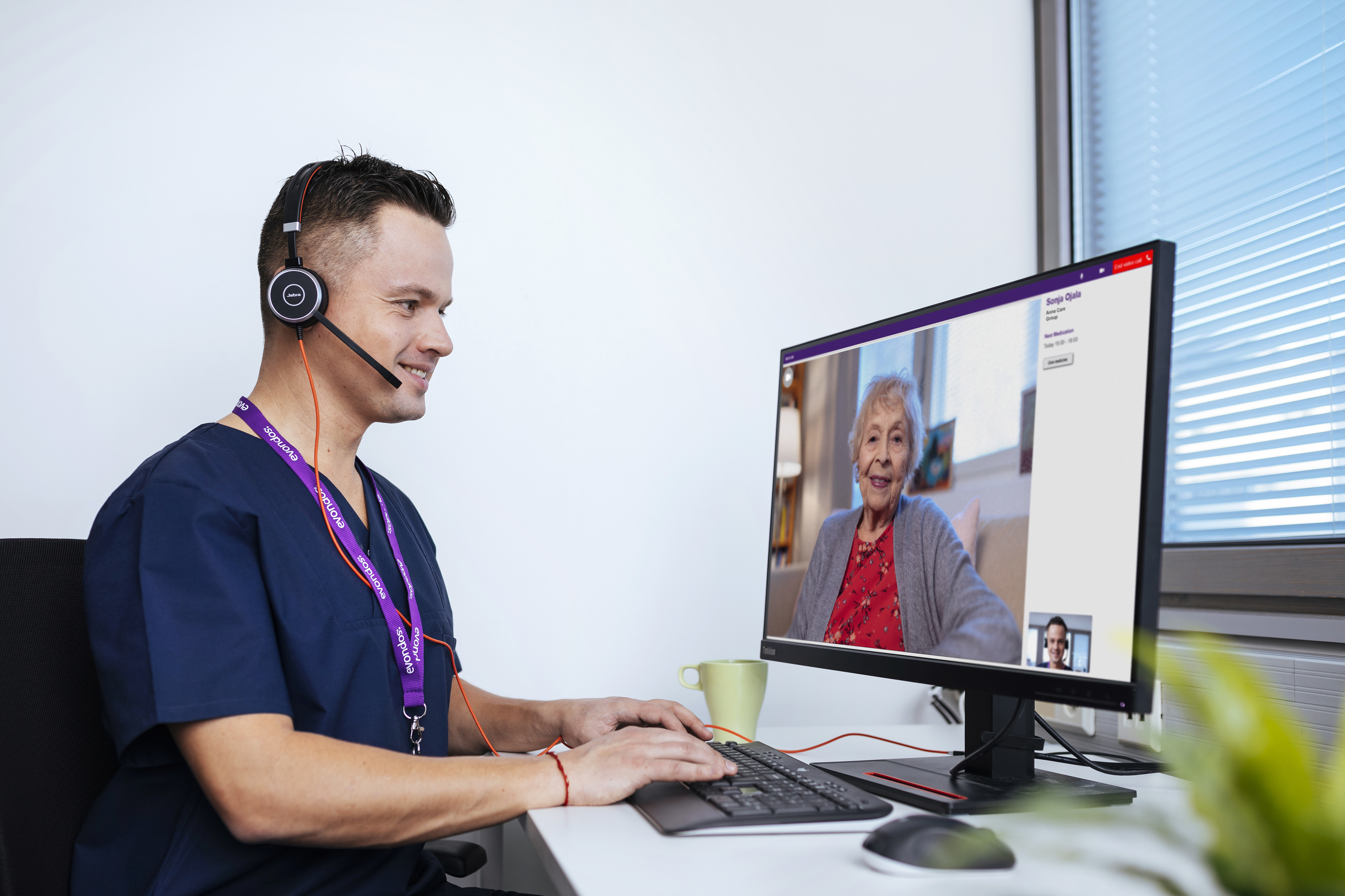 hoitaja puhumuas videopuhelua Evondos etähoitojärjestelmällä